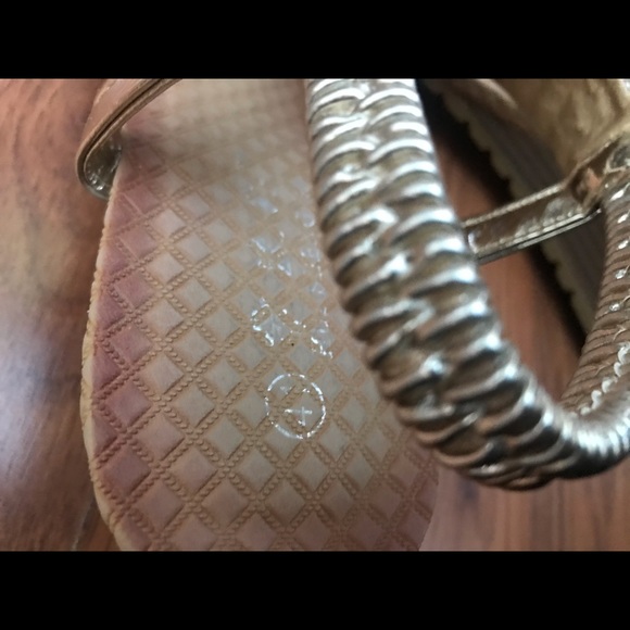 Beautiful gold sandals - Picture 3 of 7